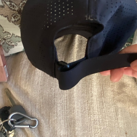 ALO Yoga Black Cap - Picture 5 of 7